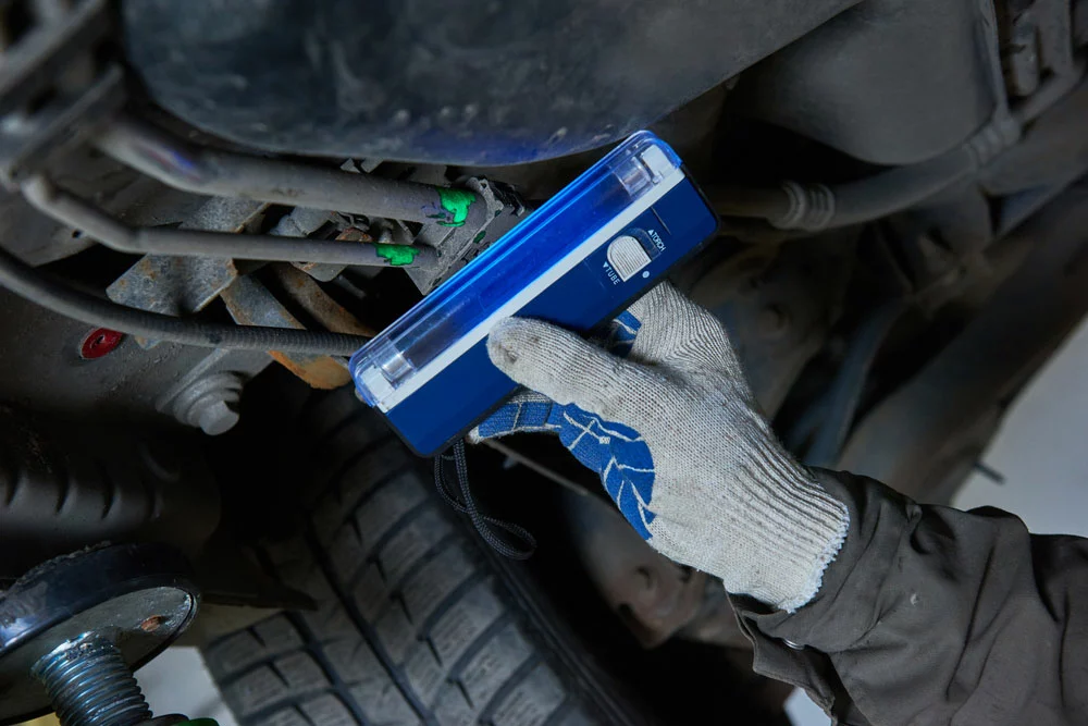 Car A/C servicing (using a UV lamp to detect freon leaks)