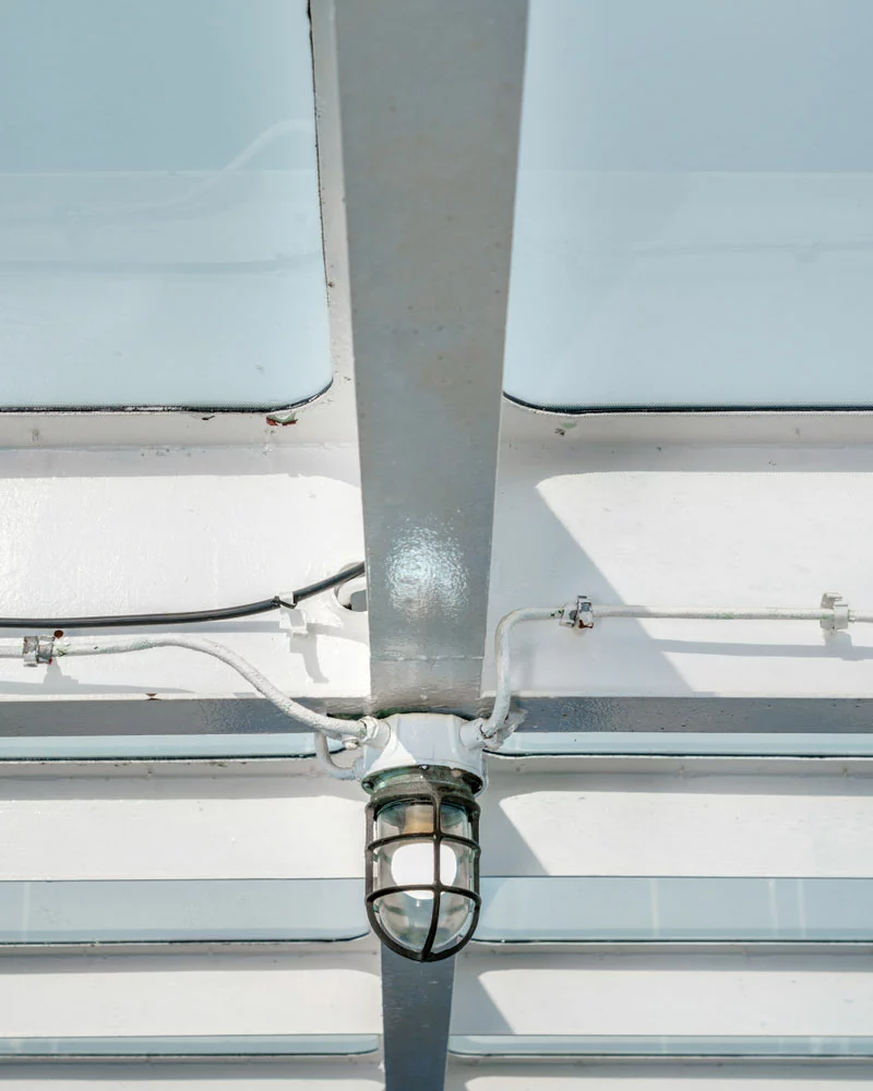 An enclosed light fixture for marine applications