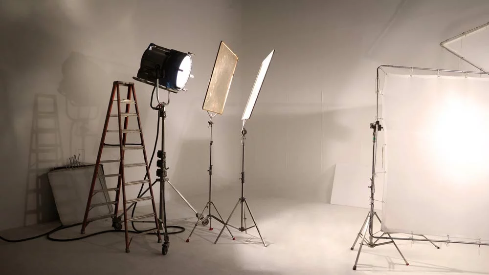 light setup includes softbox or transparent paper