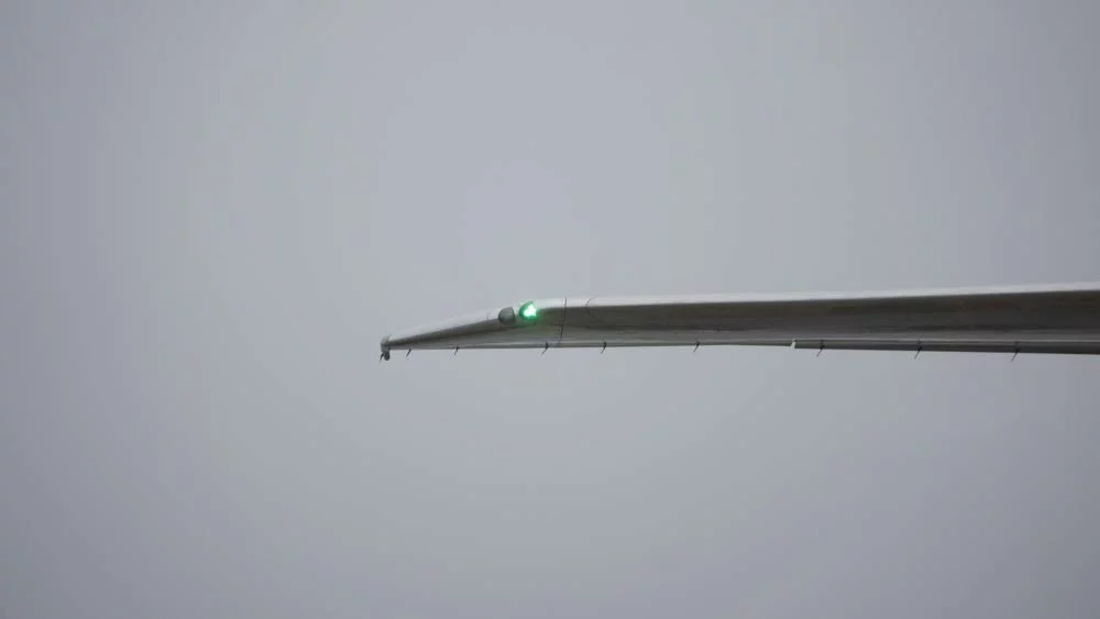 Anti-Collision Lights vs. Position Lights:
A green navigation light on a jet’s right wing